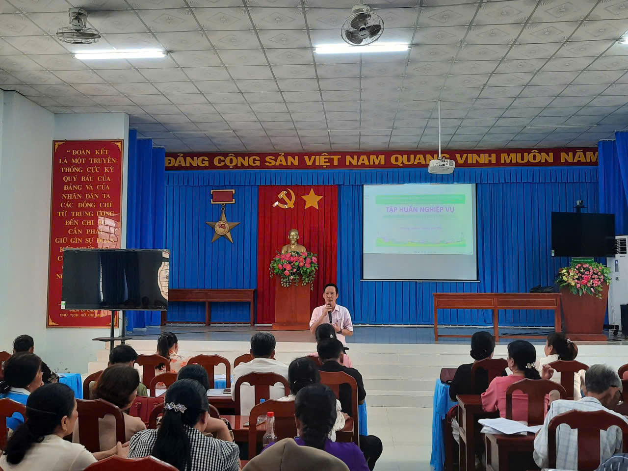 Phòng giao dịch Ngân hàng Chính sách xã hội Càng Long tổ chức tập huấn nghiệp vụ ủy thác cho Ban quản lý tổ tiết kiệm và vay vốn trên địa bàn xã Nhị Long năm 2026.
