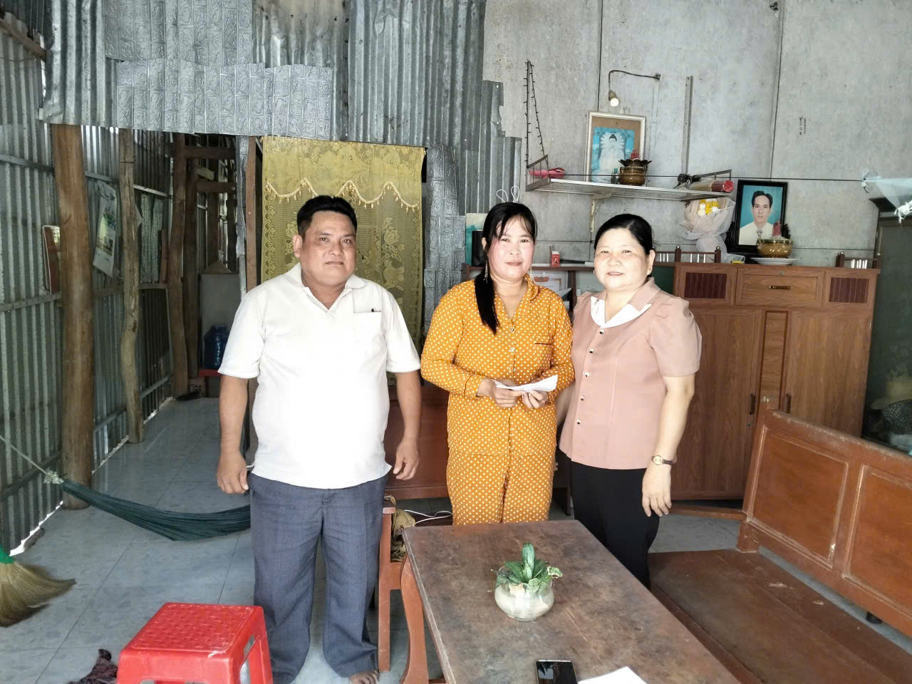 Mặt trận Tổ quốc Việt Nam xã Nhị Long thăm và  tặng quà nhân dịp tết Chôl Chnăm Thmây
