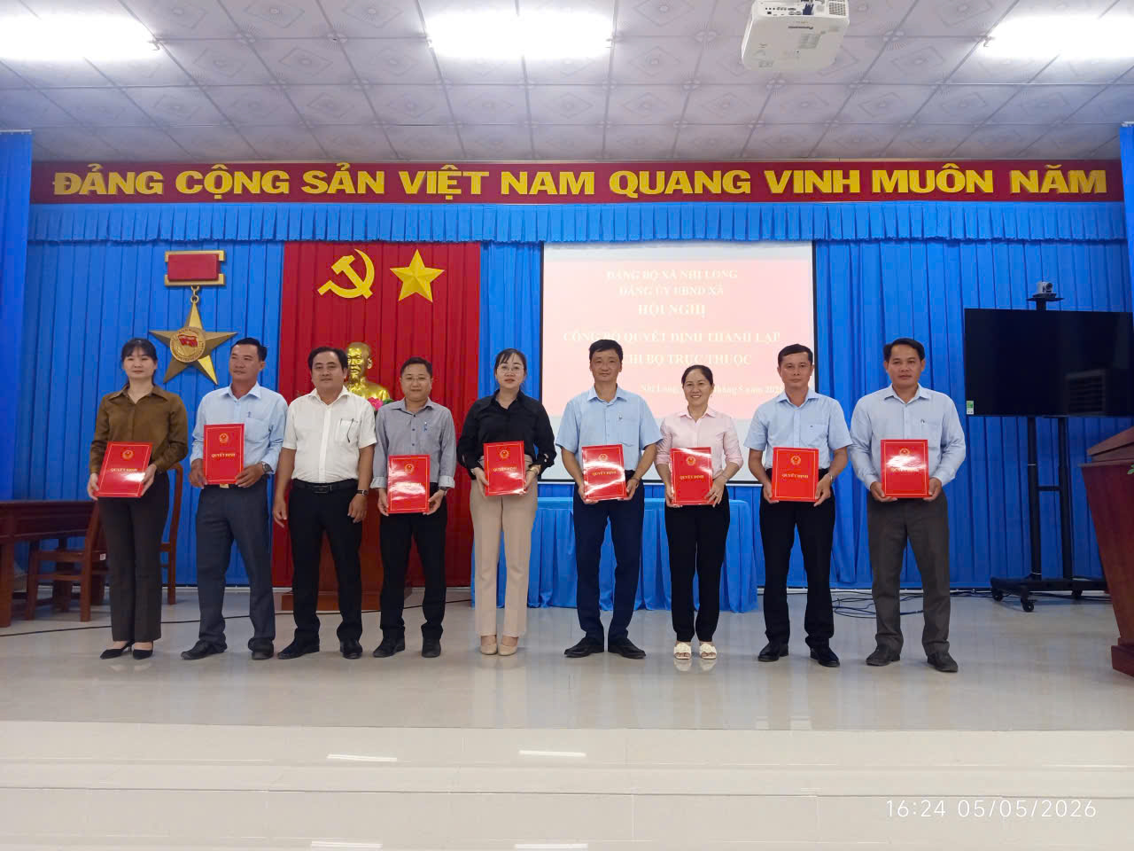 Đảng ủy UBND xã tổ chức hội nghị công bố các Quyết định thành lập chi bộ trực thuộc
