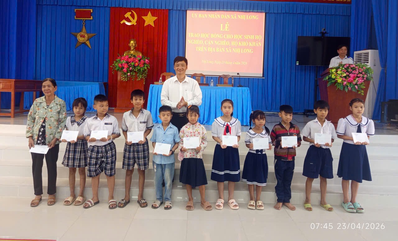 Lễ trao học bổng cho học sinh có hoàn cảnh khó khăn trên bàn xã Nhị Long
