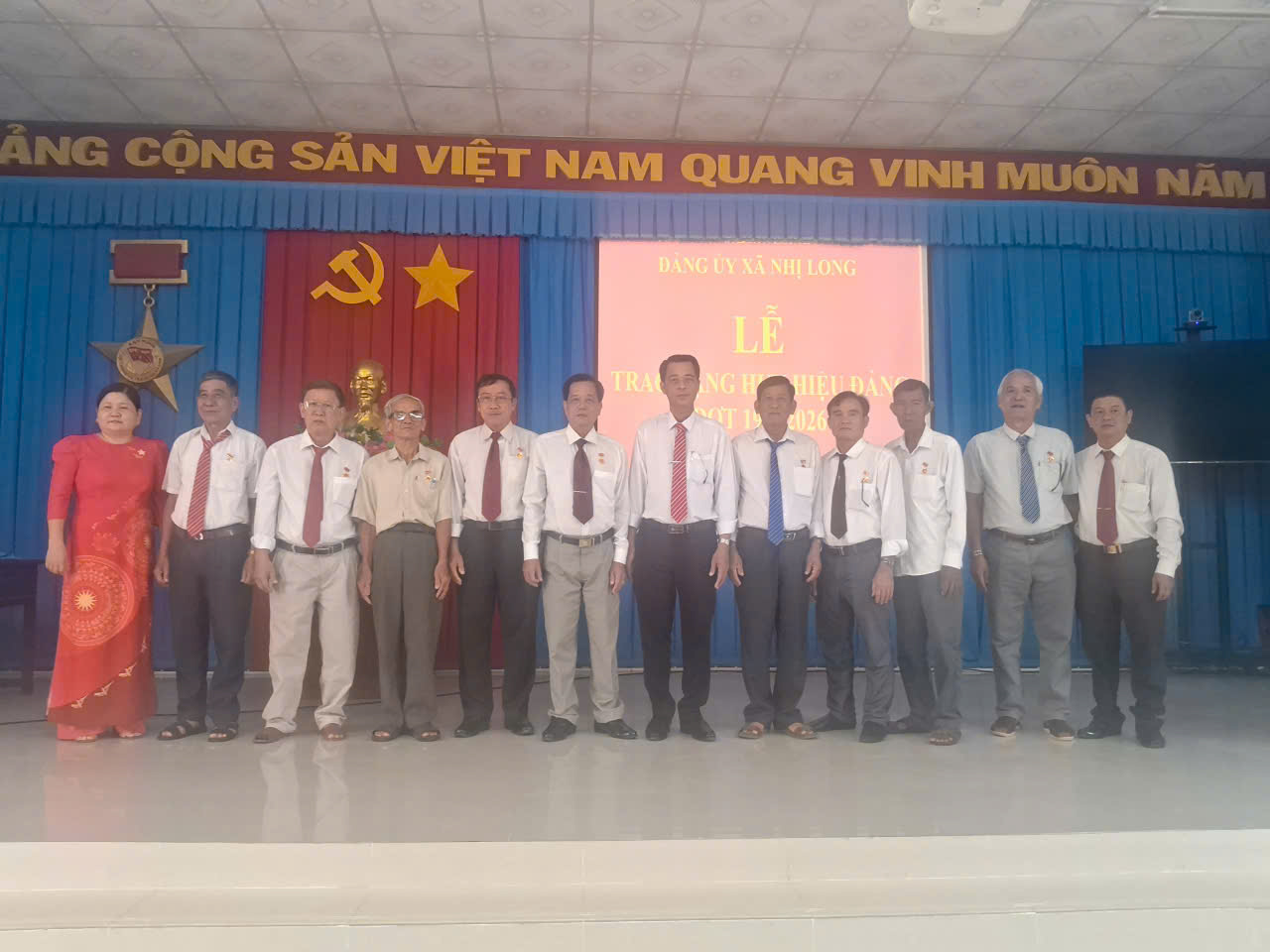 Nhị Long trao tặng huy hiệu đảng đợt 19/5