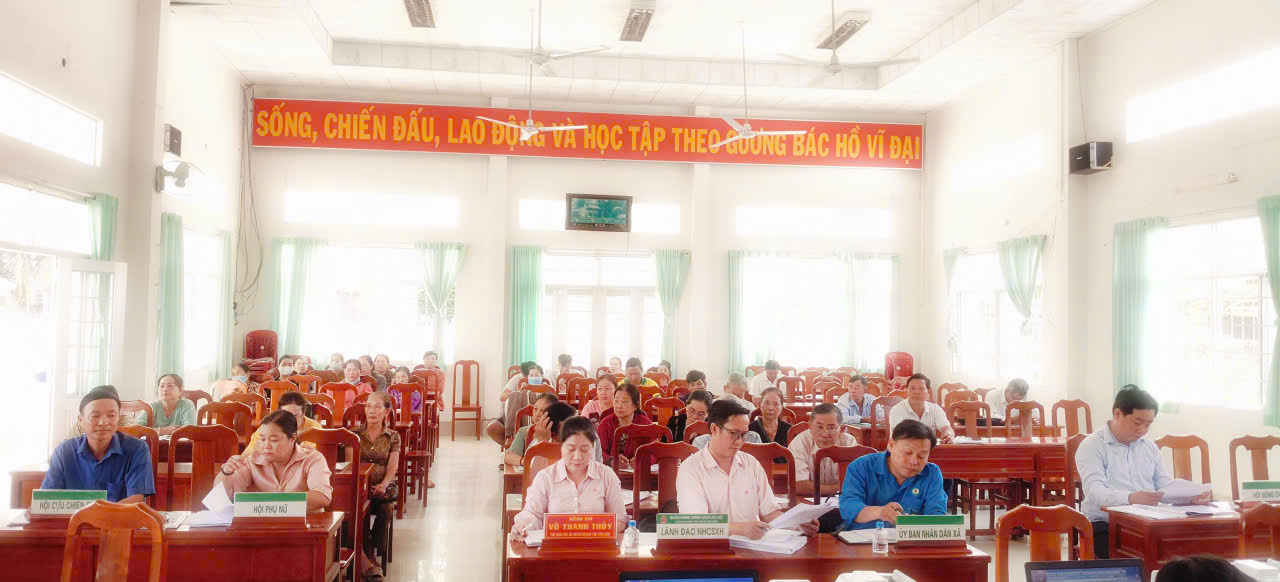 Phó giám đốc Chi nhánh NHCSXH tỉnh Vĩnh Long làm việc điểm giao dịch Đại Phước xã Nhị Long
