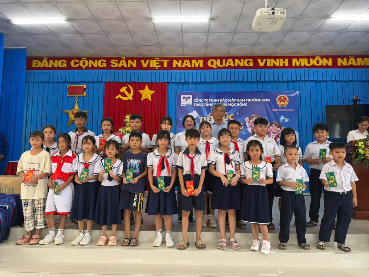 Chương trình tiếp sức đến trường trao tặng quà và học bổng