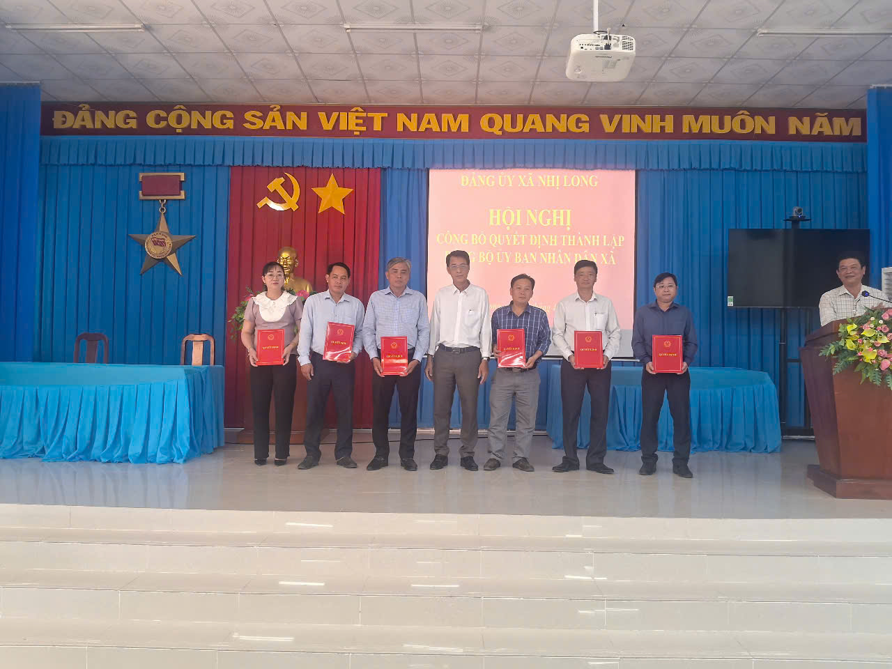 Công bố Quyết định thành lập Đảng bộ Ủy ban nhân dân xã Nhị Long