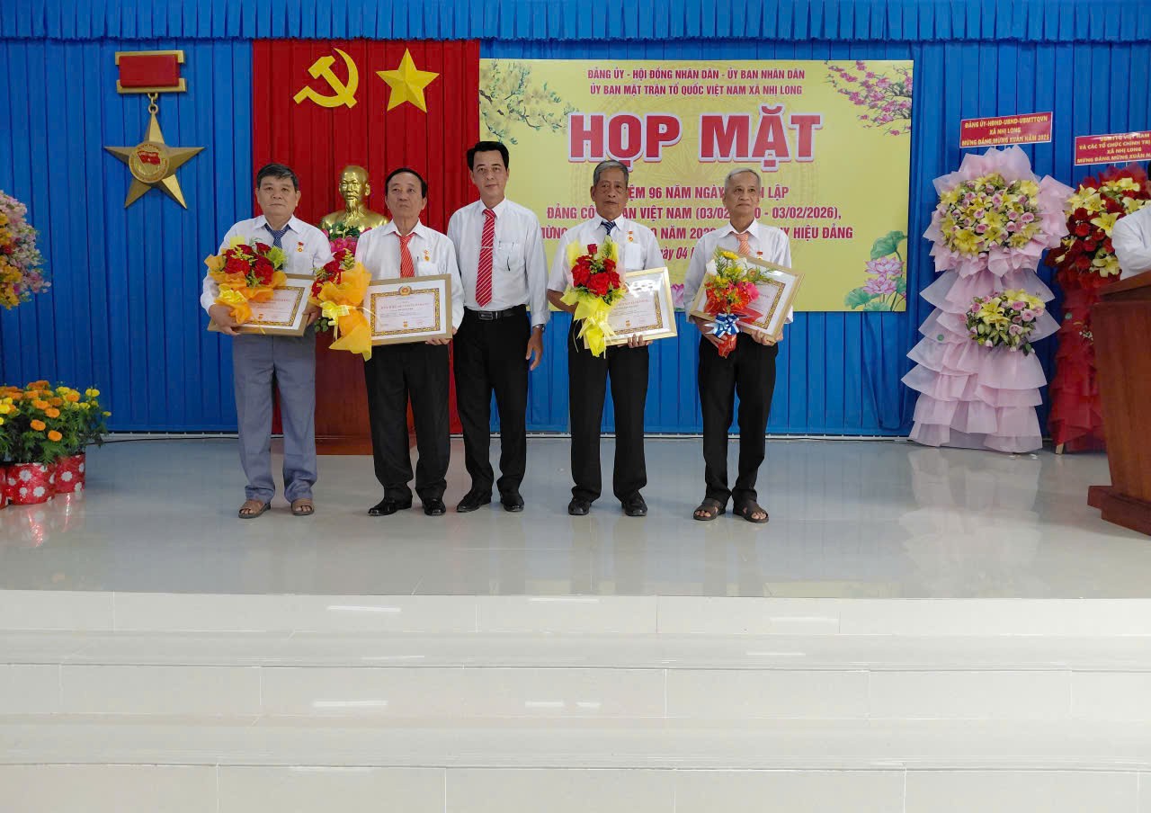 Xã Nhị Long tổ chức Họp mặt mừng Đảng mừng xuân Bính Ngọ và trao Huy hiệu Đảng 