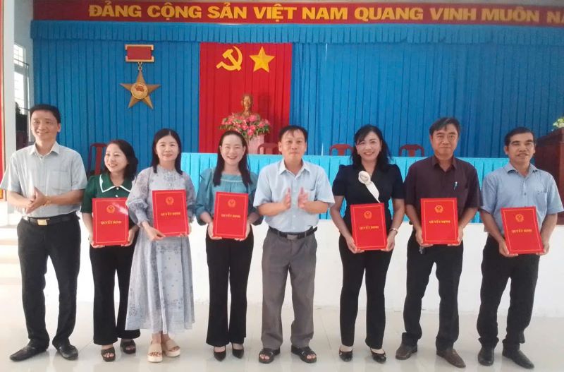 Lễ công bố Quyết định bổ nhiệm Hiệu trưởng, Phó Hiệu trưởng
các điểm trường trên địa bàn xã Nhị Long
