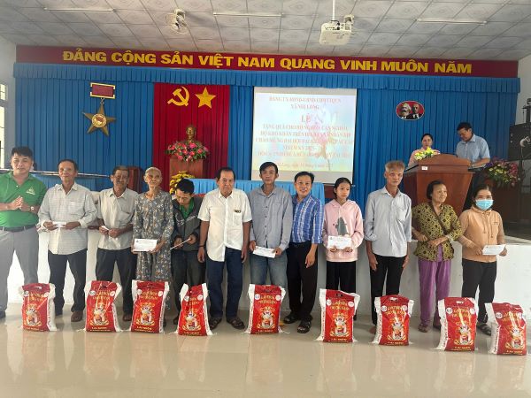 Xã Nhị Long Tặng quà cho hộ nghèo, cận nghèo