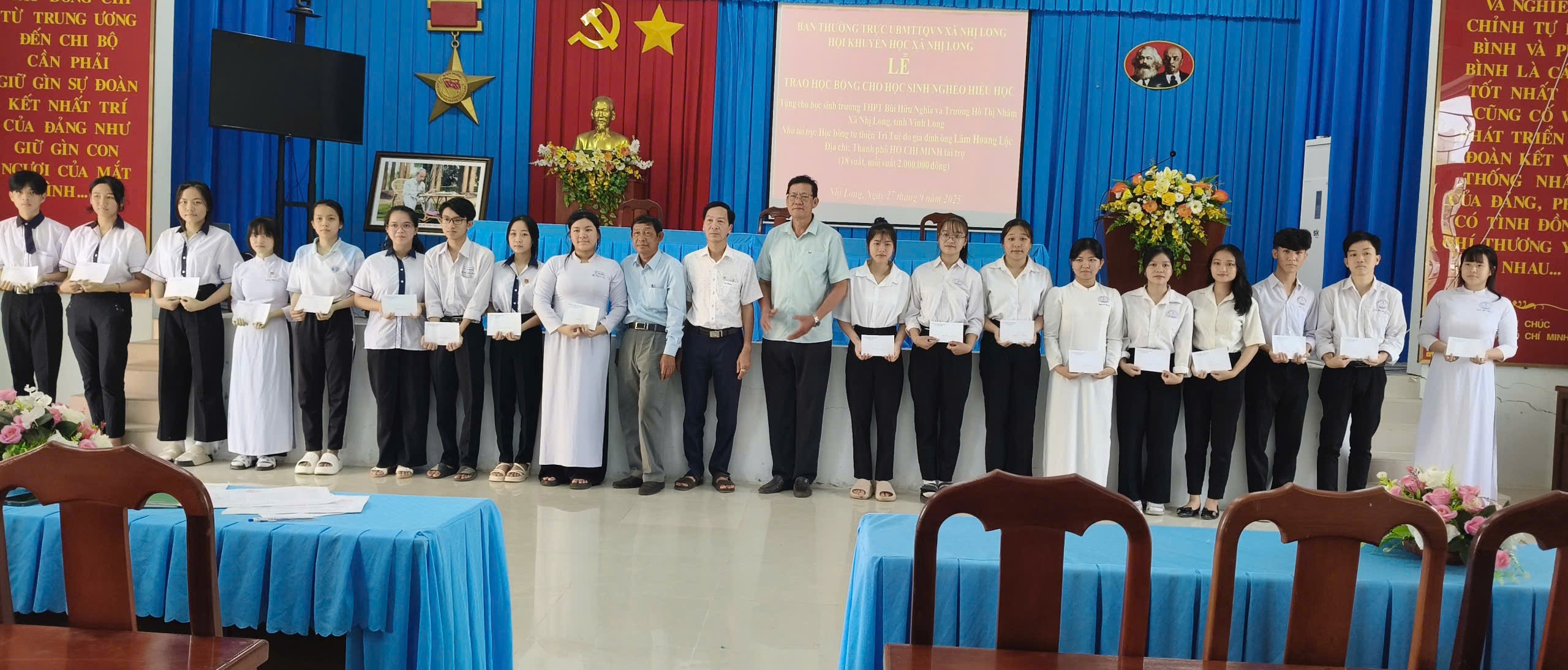 Lễ trao học bổng Từ thiện Trí tuệ do gia đình ông Lâm Hoàng Lộc, địa chỉ  Thành phố Hồ Chí Minh tặng cho học sinh nghèo hiếu học