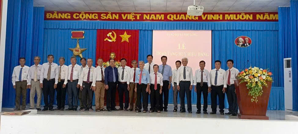 Đảng ủy xã Nhị Long trao huy hiệu Đảng đợt 2/9