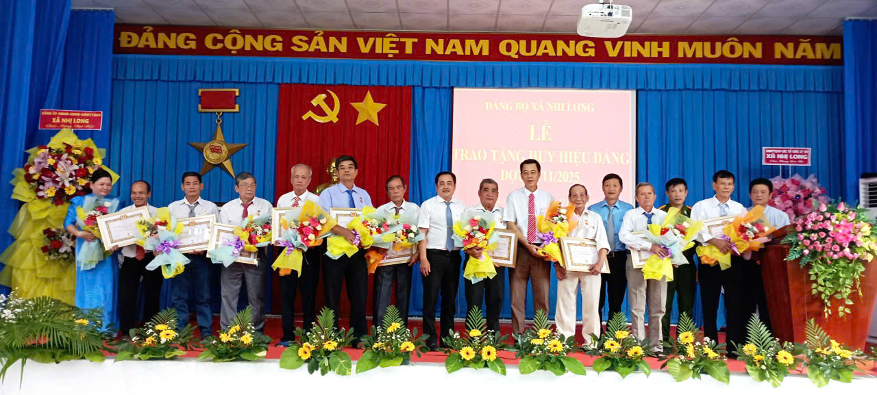 Nhị Long trao huy hiệu Đảng đợt 07/11