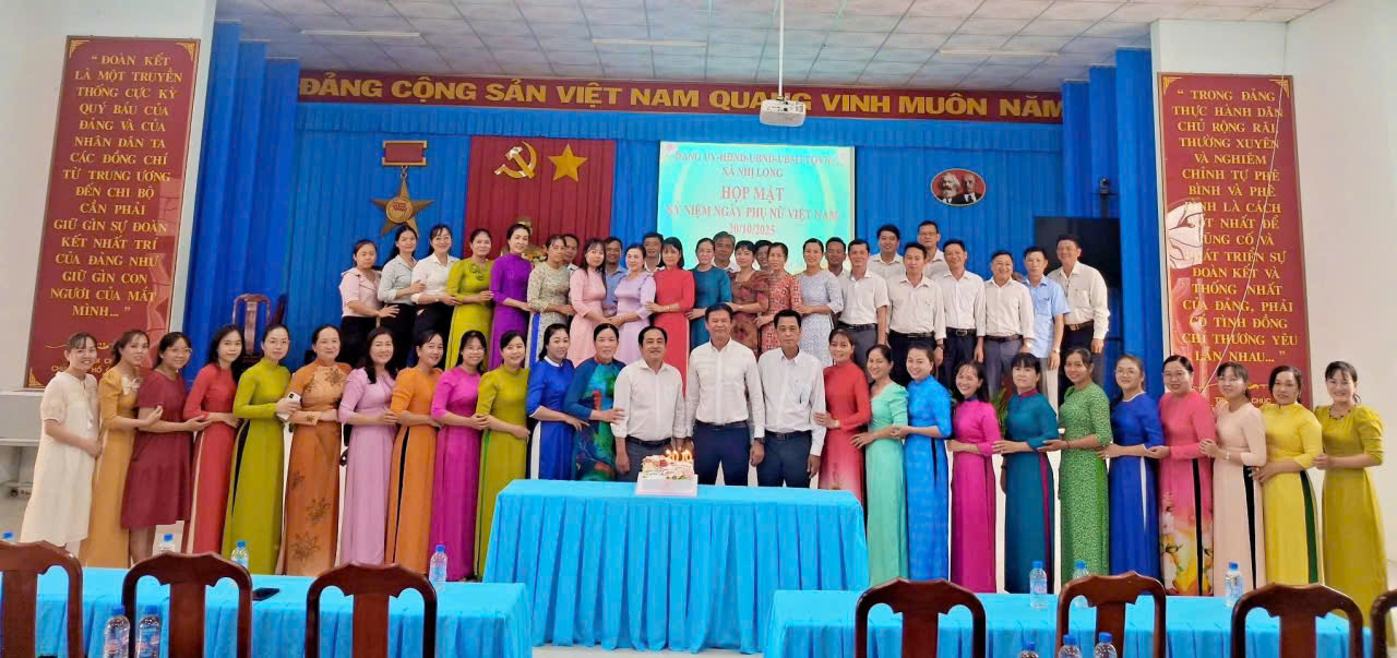 Tổ chức buổi họp mặt 20/10 cho nữ cán bộ, công chức
 và người lao động xã Nhị Long
